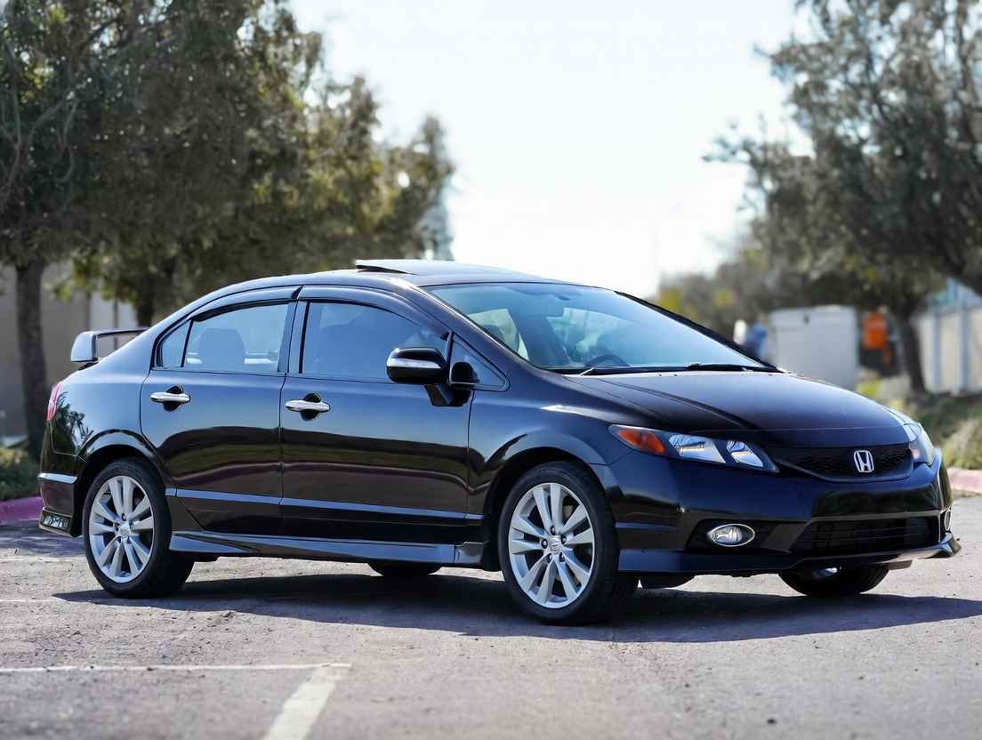 Black Honda Civic Si 2026 – practical performance sports sedan in the USA, parked on a sunny lot