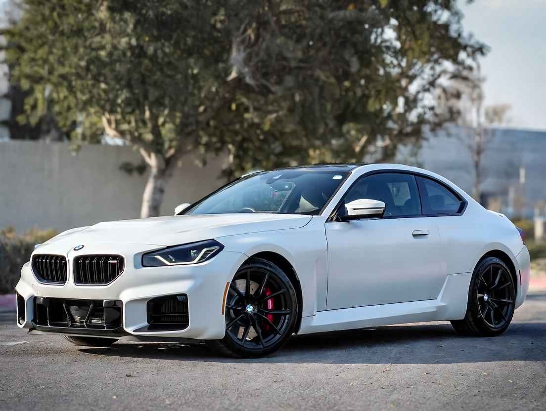 BMW M2 G87 2026 – Manual gearbox heaven coupe in white with red brakes track-ready