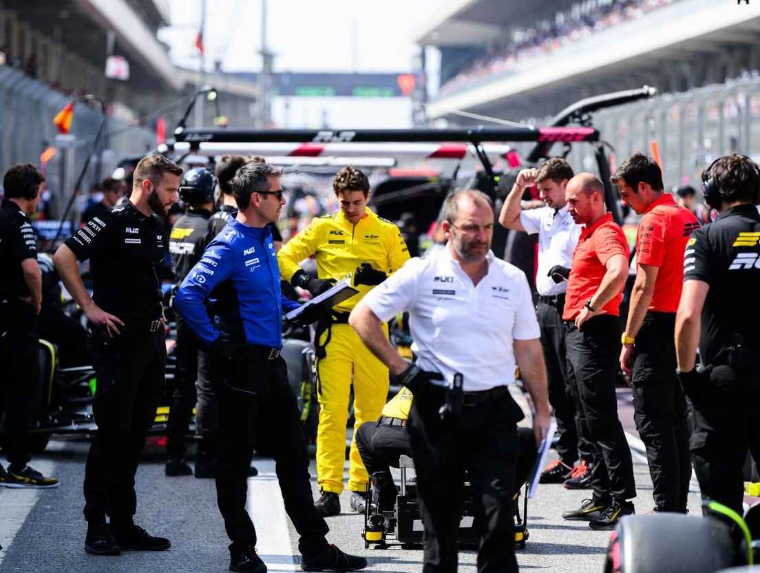 F1 one to one 2026 – teams and engineers as unsung heroes, pit crew under real stress discussing strategy